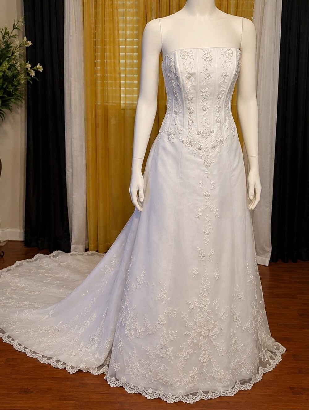 David's Bridal White Strapless Beaded Lace Wedding Gown